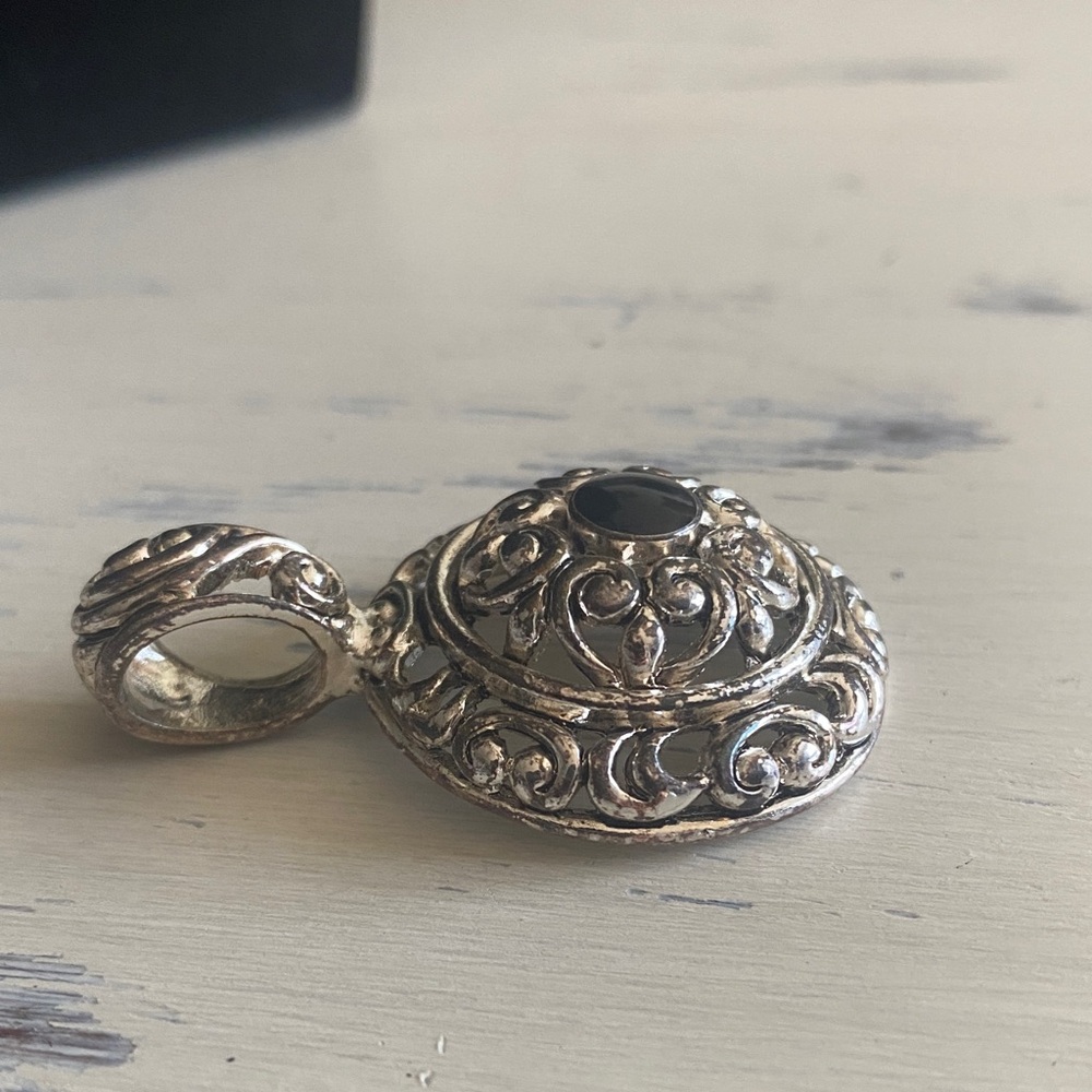 Elegant Silver Pendant with Black Stone - Picture 5 of 6